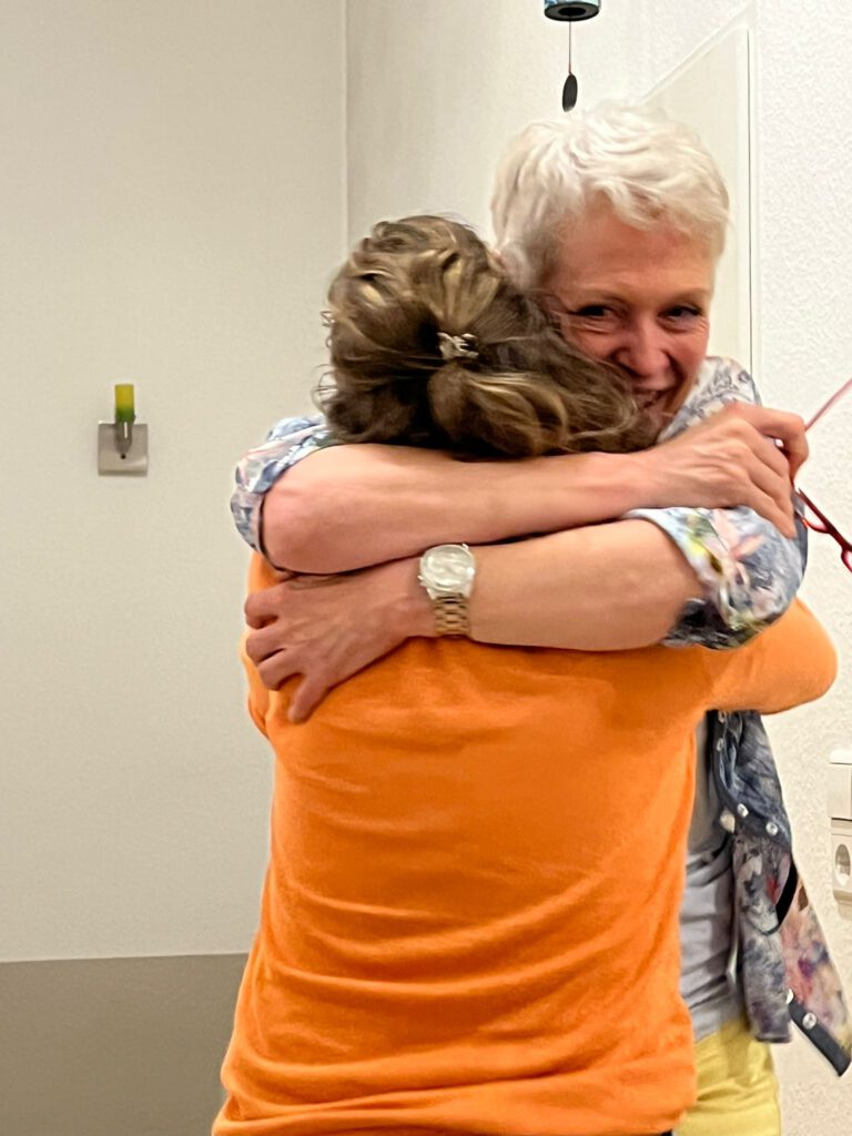 Prüfungstraining Heilpraktiker – Freude nach bestandener Prüfung an der Kompass Akademie